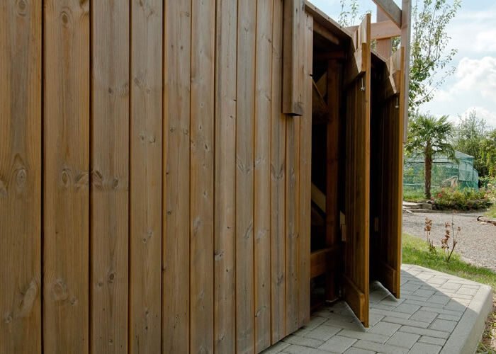 rivestimento in legno con porte